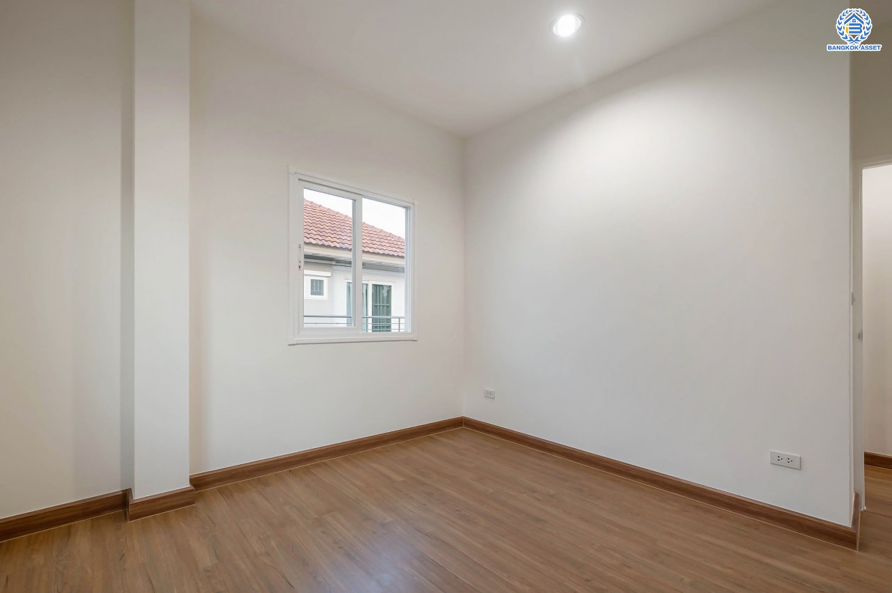 บ้านมือสองตกแต่งใหม่ โครงการ เพอร์เฟคเพลส ราชพฤกษ์ หลังมุม! รองรับทุกการใช้งาน บนเนื้อที่กว้างถึง 61.8 ตร.ว. พื้นที่ใช้สอย 198 ตร.ม. พร้อมฟังก์ชัน 3 ห้องนอน 3 ห้องน้ำ จอดรถได้ 2 คัน บ้านคุณภาพดี บนทำเลติดถนนราชพฤกษ์ เชื่อมต่อถนนรัตนาธิเบศร์ ใกล้รถไฟฟ้าสายสีม่วง “สถานีบางรักน้อยท่าอิฐ” จุดขึ้นทางด่วน "กาญจนาภิเษก" และเซ็นทรัลรัตนาธิเบศร์